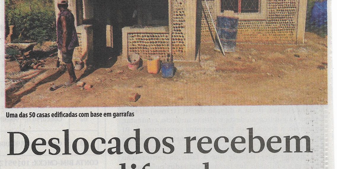 Deslocados recebem casas edificadas com base em garrafas – 06 de Abril de 2022