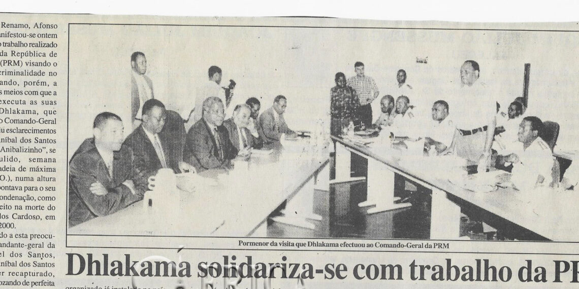 Pormenor da vista que Dhlakama efectuou ao Comandante-Geral da PRM: Dhlakama solidariza-se com trabalho da PRM – 11 de Setembro de 2002 (Notícias)