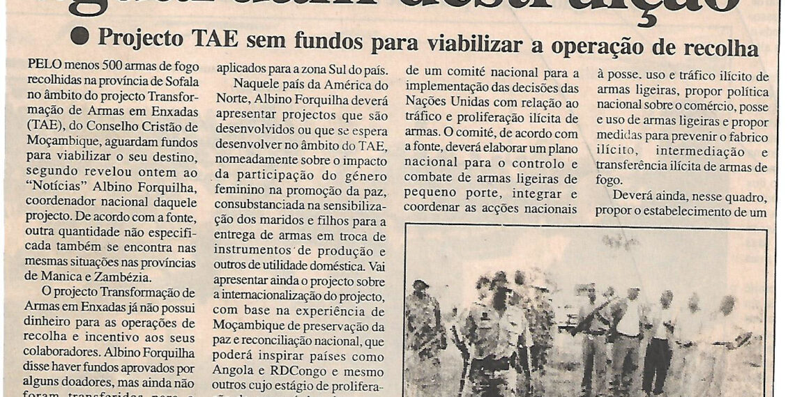 Em Manica, Sofala e Zambézia: Armas recolhidas aguardam destruição – Projecto Transformação de Armas em Enxadas (TAE) sem fundos para viabilizar a operação de recolha – 30 de Maio de 2002 (Notícias)